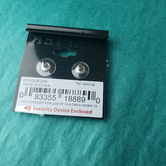 2/15$ NWT Napier cubic zirconia white and silver tone earrings - Picture 4 of 4